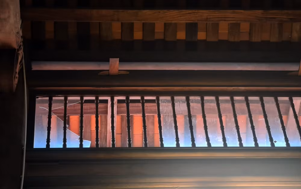 Tấm chắn gió ở một số vị trí mái nhà cũng bị vỡ, hư hỏng.