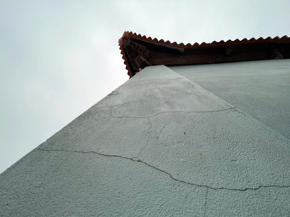 Ghi nhận của PV Báo Tri thức và Cuộc sống ngày 27/12/2024 cho thấy, phía tường cổng chính của khu đền xuất hiện nhiều vết nứt chân chim chạy dài.