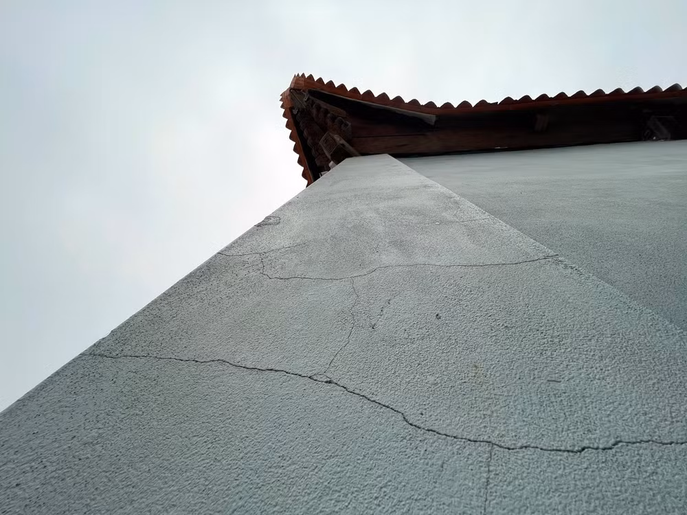 Ghi nhận của PV Báo Tri thức và Cuộc sống ngày 27/12/2024 cho thấy, phía tường cổng chính của khu đền xuất hiện nhiều vết nứt chân chim chạy dài.