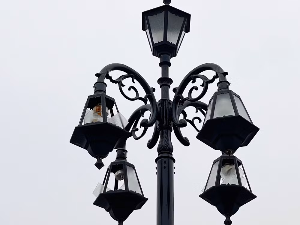 Bóng đèn điện bị vỡ, chưa được thay mới. Anh B. (người dân địa phương) ngao ngán: "Khu đền thờ danh nhân Nguyễn Cao được đầu tư xây mới với số tiền không nhỏ nhằm tưởng nhớ, tôn vinh người con ưu tú của quê hương Cách Bi - danh nhân Nguyễn Cao - nhưng mới sử dụng đã hư hỏng như thế này, thì không thể chấp nhận được".