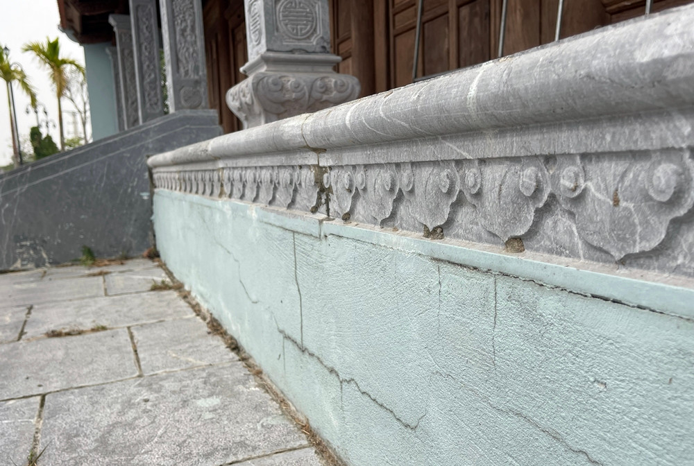 Tường nhà, nền móng ở nhiều vị trí đã bị rạn nứt, có dấu hiệu xuống cấp.