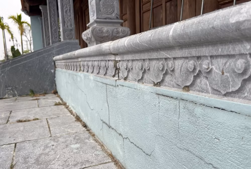 Tường nhà, nền móng ở nhiều vị trí đã bị rạn nứt, có dấu hiệu xuống cấp.