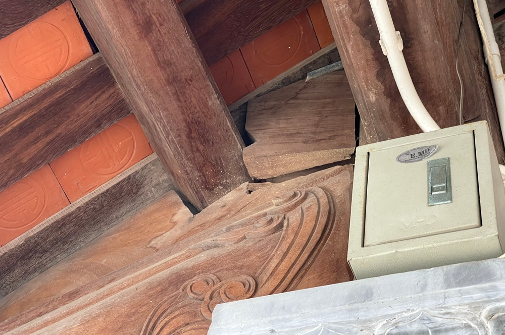 Một số vị trí mái có dấu hiệu bị sà xuống làm tấm gỗ bị ép vỡ.