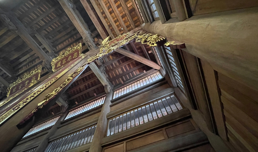 Theo ông T., ở một số vị trí mái của khối nhà chính còn bị thấm dột. Trời mưa, nước sẽ thấm và chảy xuống nền nhà.