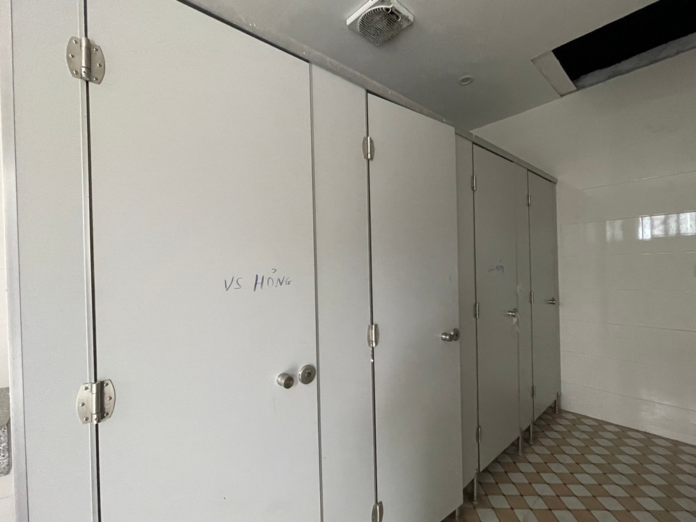 Cửa nhà vệ sinh hư hỏng.