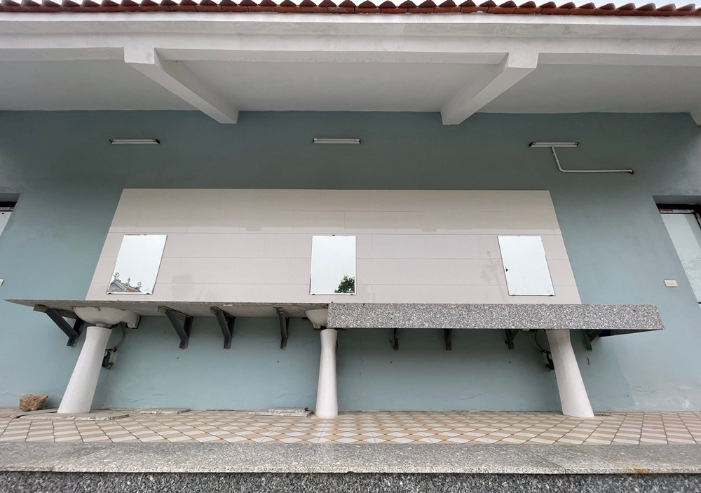 Tại hạng mục khu nhà vệ sinh hư hỏng.