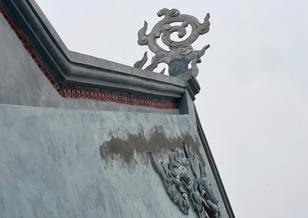 Trao đổi với PV, ông T. (người dân địa phương; trông coi đền thờ Nguyễn Cao) cho biết: Những vết rạn nứt này xuất hiện cách đây gần một năm và mới được xử lý cách đây vài ngày.