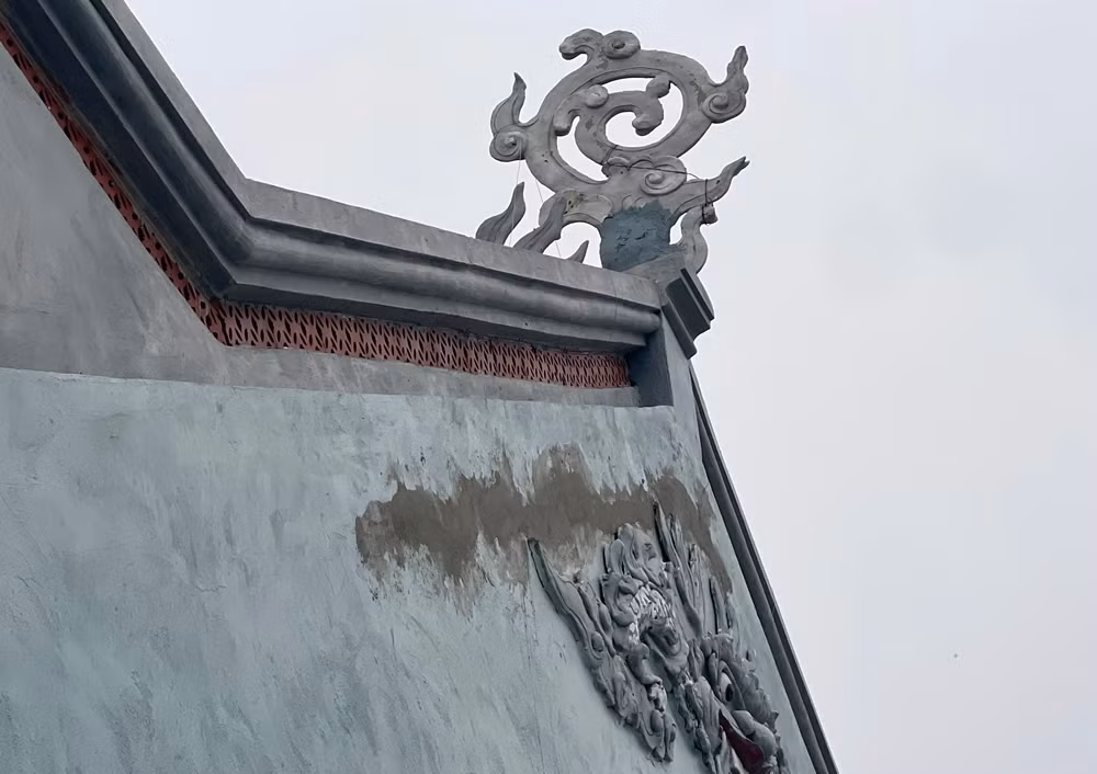Trao đổi với PV, ông T. (người dân địa phương; trông coi đền thờ Nguyễn Cao) cho biết: Những vết rạn nứt này xuất hiện cách đây gần một năm và mới được xử lý cách đây vài ngày.