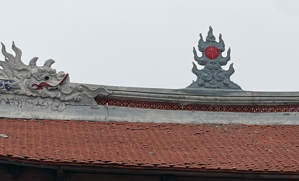 Phía trên đỉnh mái nhà của cổng chính có vết nứt khá lớn.