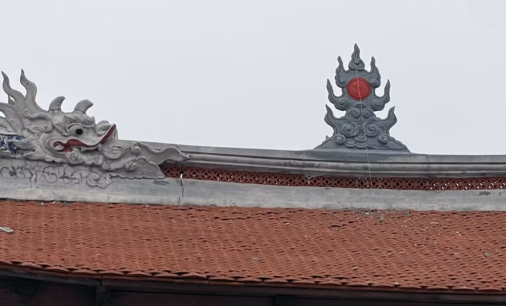 Phía trên đỉnh mái nhà của cổng chính có vết nứt khá lớn.