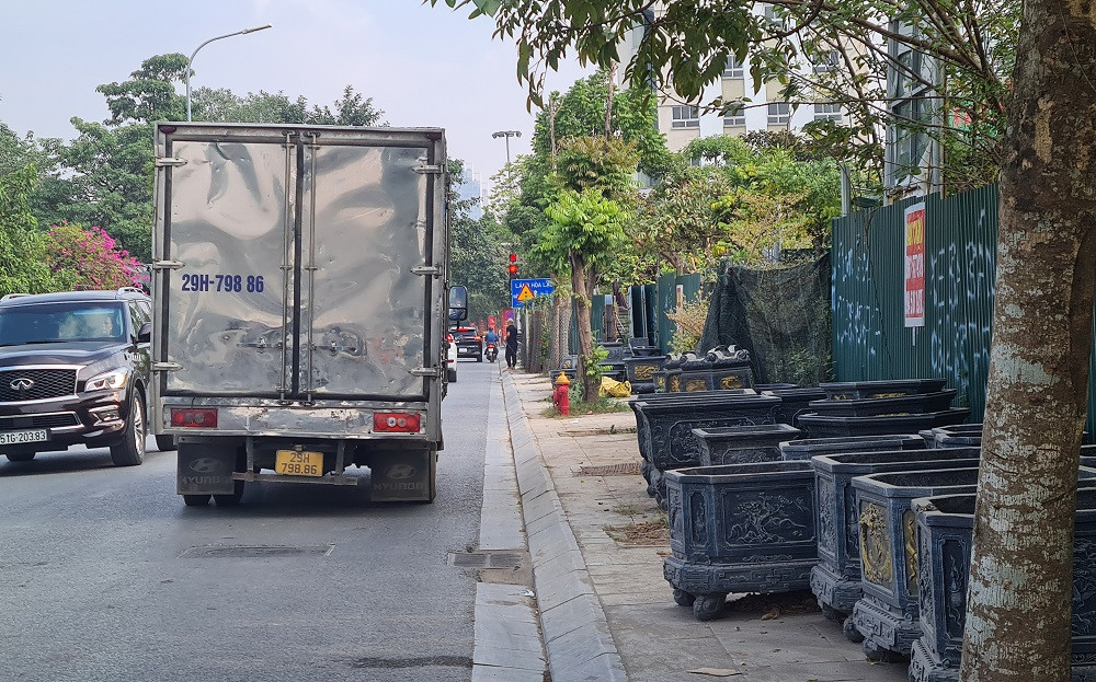 Vỉa hè bị chiếm dụng làm nơi tập kết chậu cảnh, kinh doanh. Điều này gây khó khăn cho người đi bộ qua lại, tiềm ẩn nhiều nguy cơ gây mất an toàn giao thông.