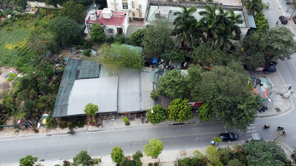 Theo ghi nhận của phóng viên ngày 5/12, nhiều cửa hàng kinh doanh gốm sứ, cây cảnh, sửa chữa xe máy dựng lợp lùm xụp, nhếch nhác, tiềm ẩn nguy cơ cháy nổ.