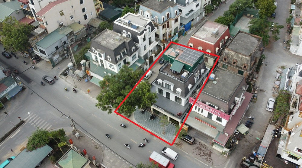 Thông tin với PV về công trình, ngày 5/12, đại diện Tổ quản lý TTXD phường Đại Mỗ xác nhận, phần tum thang máy không nằm trong thiết kế xây dựng công trình. Đối với phần mái hiên tầng 1 của công trình, vị này cho biết đã tồn tại từ trước.