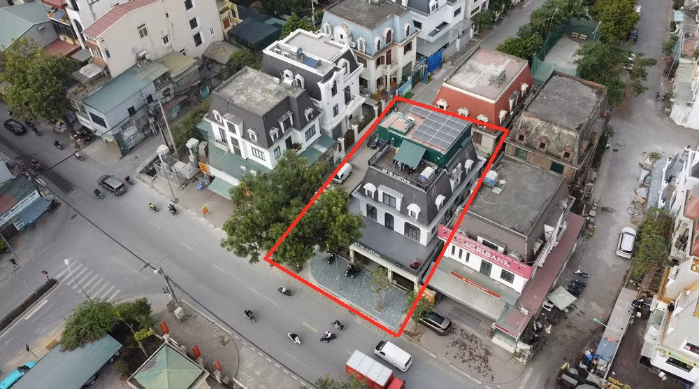 Thông tin với PV về công trình, ngày 5/12, đại diện Tổ quản lý TTXD phường Đại Mỗ xác nhận, phần tum thang máy không nằm trong thiết kế xây dựng công trình. Đối với phần mái hiên tầng 1 của công trình, vị này cho biết đã tồn tại từ trước.