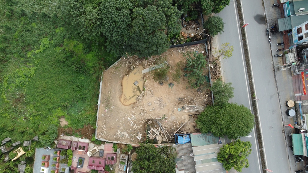Một vị trí đất tại khu vực ngõ 169 Đại Mỗ, sát mặt đường đã được san mặt bằng, quây tôn cao xung quanh.