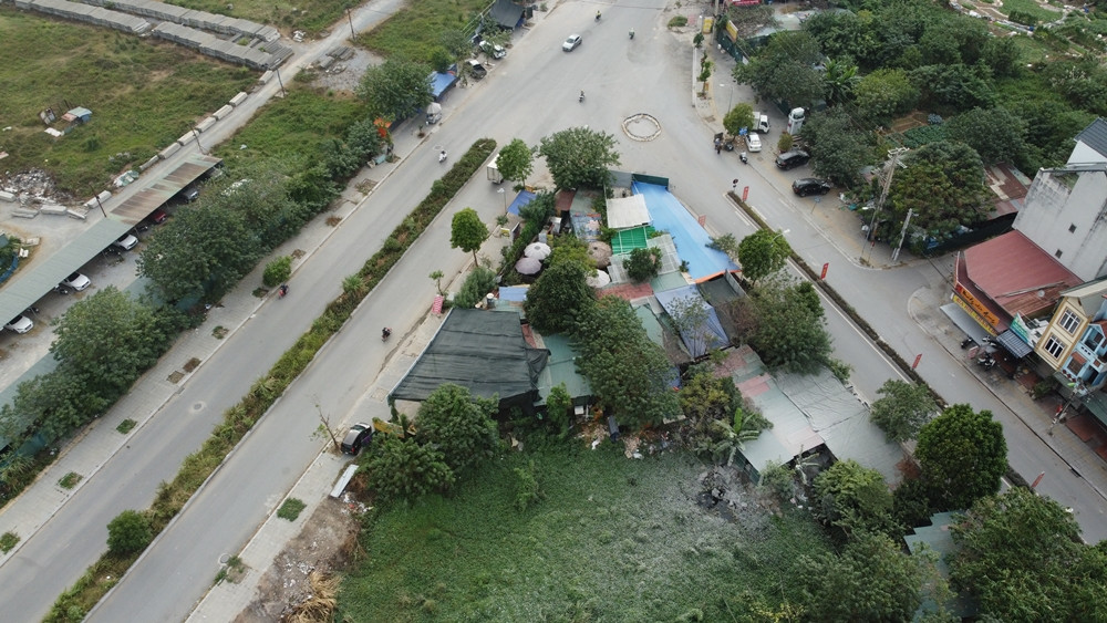 Tại khu vực cuối đường ngõ 169 Đại Mỗ, nhiều diện tích đất nông nghiệp bị lấn chiếm, sử dụng có dấu hiệu sai mục đích đất khi san lấp xây dựng thành các gara sửa chữa xe ô tô, quán bia… 