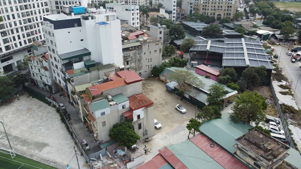 Ngày 28/11/2024, hàng chục sân Pickleball đã “mọc” kín bên trong khu đất. Một số sân được lợp mái, quây lưới đen, bên trên kéo bạt để phục vụ người chơi.