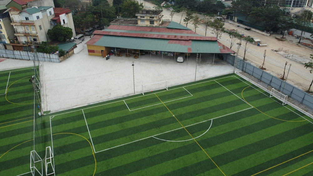 Theo ghi nhận của PV, từ đầu tháng 2/2024 đến nay, bên trong khu vực đất do Công ty Cổ phần Dược Trung ương Mediplantex quản lý, đã đưa máy móc vào san gạt mặt bằng làm sân bóng đá cỏ nhân tạo và xây dựng các công trình phụ trợ khác. Cùng với đó là hàng chục sân Pickleball được xây dựng nhằm phục vụ kinh doanh.