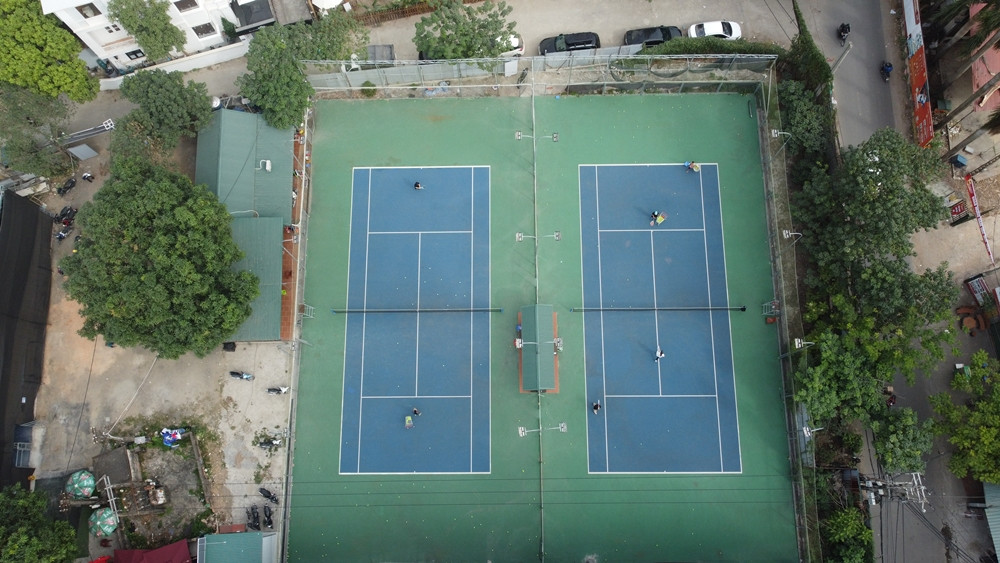 Một số sân khác chỉ được được quây tôn xung quanh.