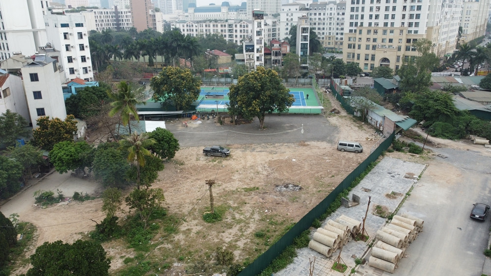 Đáng nói, việc xây dựng sân bóng đá, sân Pickleball tại khu vực này diễn ra công khai, rầm rộ suốt thời gian dài nhưng không thấy chính quyền địa phương xử lý dứt điểm. Đây là hình ảnh được PV ghi nhận vào ngày 21/2/2024, lúc này các sân Pickleball bắt đầu xây dựng.