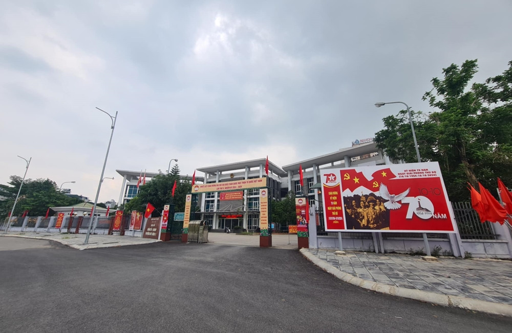 Ngày 25/11/2024, ông Đình Xuân Tâm (cán bộ Tổ quản lý TTXD phường Mỹ Đình 1) cho biết, khu vực phản ánh có vi phạm hành chính, chủ đầu tư đã bị lập biên bản và xử phạt hàng trăm triệu đồng. “UBND quận và phường không bao che, làm đúng theo quy định của pháp luật. Chủ đầu tư đang xin khắc phục, có văn bản xin khai thác, sử dụng", ông Tâm nói. (Ảnh: Trụ sở UBND phường Mỹ Đình 1).