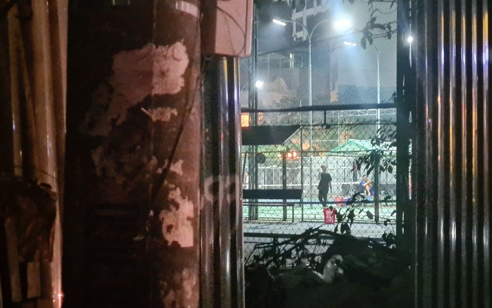 Ban đêm, đèn điện được bật sáng trưng để phục vụ người chơi.