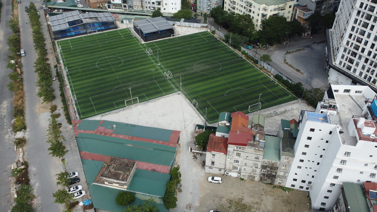 Các công trình xây dựng bên trong khu đất bị phản ánh đều không có phép, sử dụng có dấu hiệu sai mục đích đất, không phục vụ hoạt động sản xuất của Công ty Cổ phần Dược Trung ương Mediplantex. Điển hình như, khu đất xây dựng sân bóng đá, sân Pickleball và làm nhà xưởng sửa chữa xe ô tô.