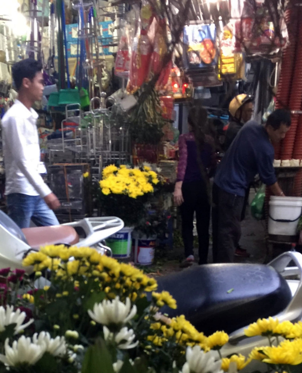 Đủ các mặt hàng buôn bán.