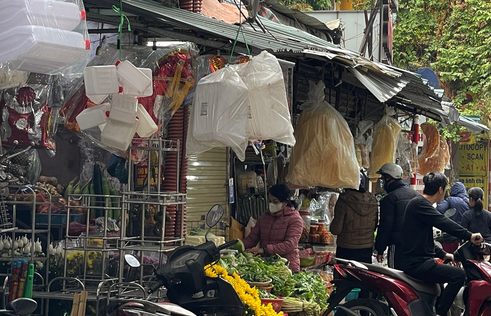 Không chỉ chiếm dụng diện tích lòng đường, một số của hàng còn lợp mái hiên lấn chiếm khoảng không chung, nhằm gia tăng diện tích để phục vụ kinh doanh.