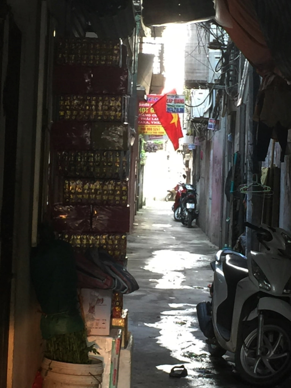 “Họ bày bán hàng hóa lấn chiếm diện hết diện tích lối đi chung. Nhiều khi gia đình chúng tôi chở đồ đạc nặng, không thể vào nhà được vì bị hàng hóa bày bán cản trở. Nhắc nhở thì bị họ quát, mắng” - bà T. (một người dân ở ngách 2, ngõ Thái Thịnh 1) bức xúc chia sẻ.