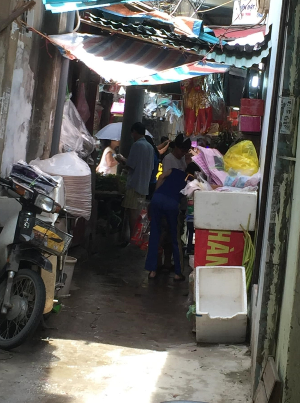 Dựng lợp mái che lùm xùm, chiếm dụng diện tích từ đường lớn đến ngõ ngách nhỏ để kinh doanh, nguy cơ mất an toàn phòng cháy chữa cháy.