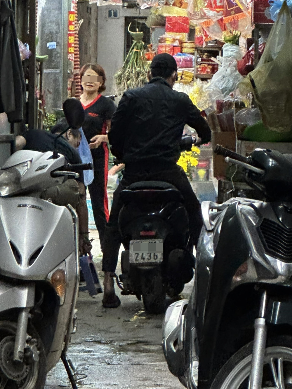 Việc lấn chiếm vỉa hè, lòng đường làm nơi kinh doanh buôn bán không chỉ vi phạm pháp luật, gây mất mỹ quan đô thị mà còn gây cản trở giao thông, khiến việc di chuyển của người dân gặp không ít khó khăn.