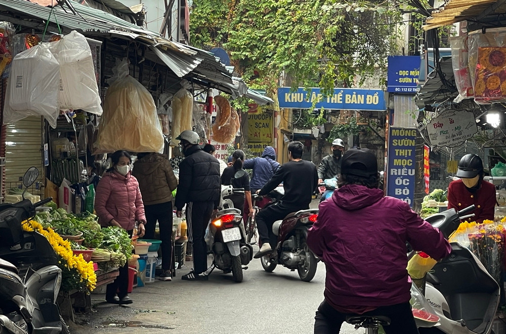 Tại khu vực này, hàng quán đua nhau lấn chiếm vỉa hè, lòng đường để kinh doanh buôn bán xuất hiện nhan nhản.