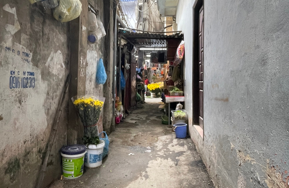 Về vấn đề này, trao đổi với phóng viên bà Vũ Mai Khanh - Chủ tịch UBND phường Thịnh Quang (Đống Đa, Hà Nội). Bà Khanh cho biết, những trường hợp tại khu vực người dân phản ánh đều tồn tại trước đây. Phường sẽ tiến hành kiểm tra.