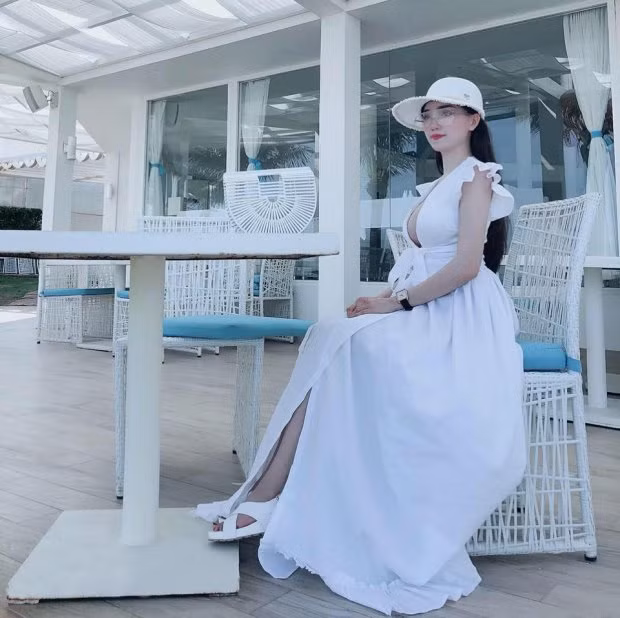 Phùng Thị Bảo Trân (sinh năm 1995) hơn Văn Thanh 1 tuổi. Hiện cô đang sinh sống ở phố núi Pleiku nơi Văn Thanh đang thi đấu trong màu áo của CLB HAGL.