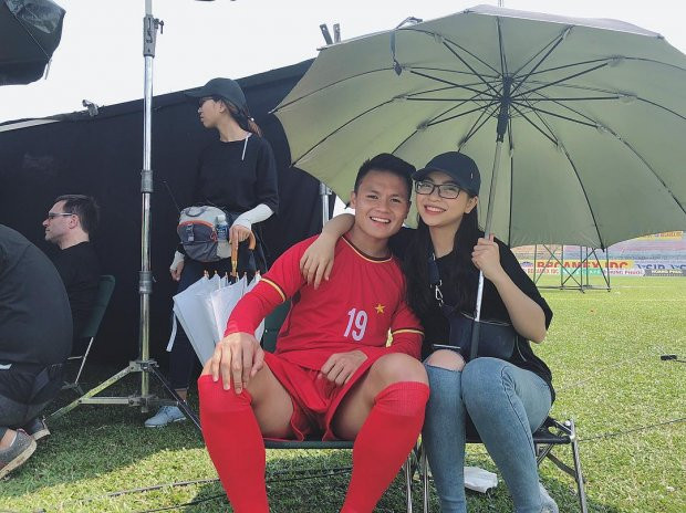 Nhật Lê (bạn gái Quang Hải) cũng là cái tên gây nhiều chú ý với người hâm mộ bóng đá.