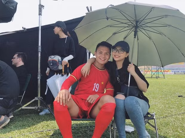 Nhật Lê (bạn gái Quang Hải) cũng là cái tên gây nhiều chú ý với người hâm mộ bóng đá.