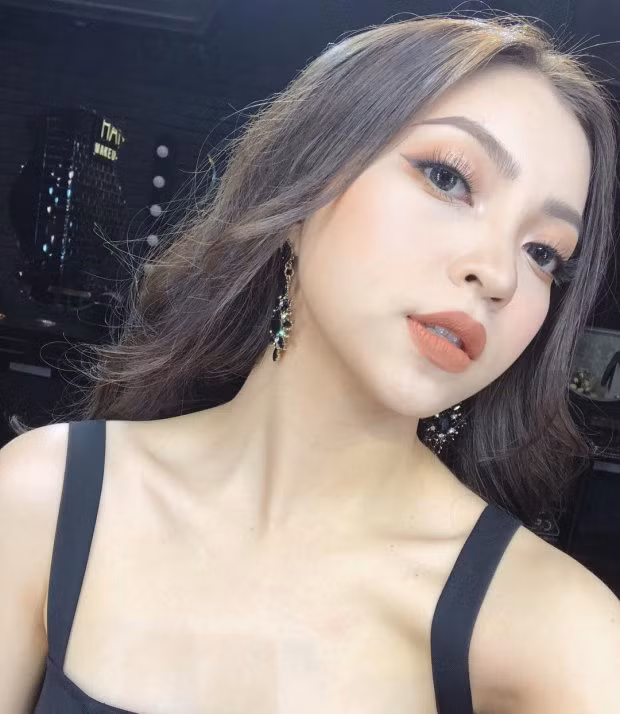 Cô nàng vừa rời khỏi top 12 chương trình ca nhạc “The Debut - Dự án số 1”. Hiện cô bạn đang nỗ lực theo đuổi sự nghiệp ca hát.