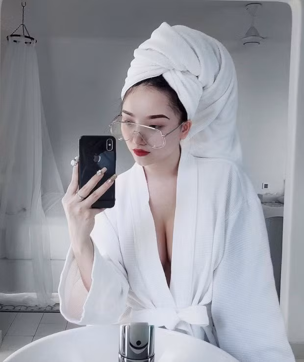 Bảo Trân sở hữu gương mặt xinh đẹp, vóc dáng nóng bỏng và thần thái sang chảnh. Một phần vì làm trong lĩnh vực làm đẹp nên cô nàng càng chăm chút ngoại hình hơn.