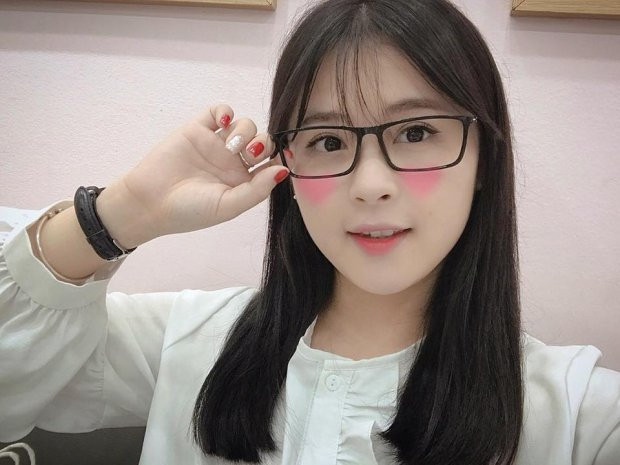 Cô nàng dân tộc Tày ở Tuyên Quang sở hữu vẻ đẹp trong trẻo, ngọt ngào. Cô từng đạt giải Gương mặt khả ái trong cuộc thi Hoa khôi ĐH Văn hoá Hà Nội 201.