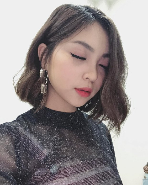 Khi bỏ cặp kính cận, Nhật Lê dường như trở thành một người khác.