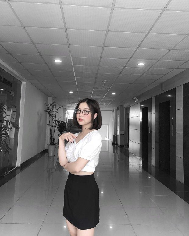 Nhật Lê ngày càng nữ tính và gợi cảm hơn. Trước đó, cô nàng theo đuổi phong cách trẻ trung, năng động nhưng bây giờ lại rất quyến rũ.