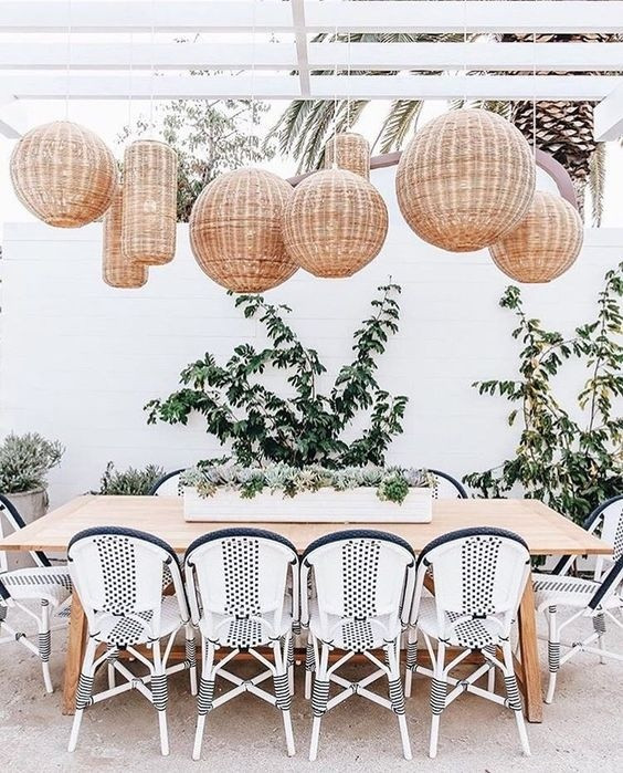 Không gian bàn ăn ngoài trời đẹp như mơ nhờ khéo léo bố trí đèn treo.