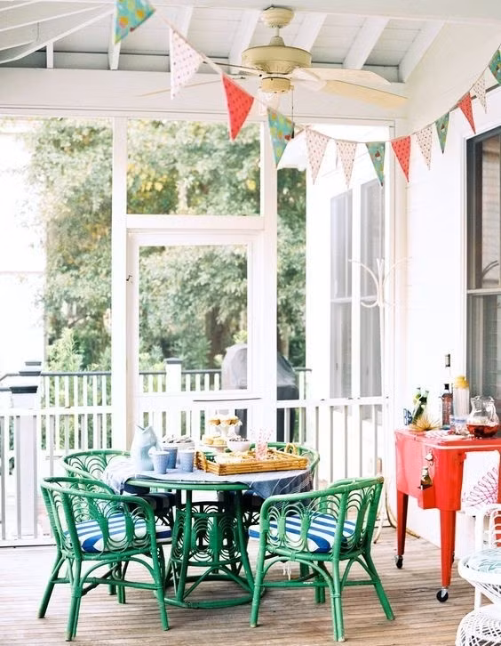 Bộ bàn ăn màu xanh cùng với khăn trải bàn giúp tạo ra cảm giác mát mẻ, gọn gàng.