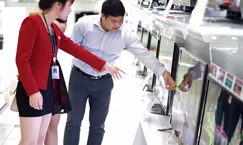 TV 4K giảm giá chỉ còn hơn 10 triệu đồng TV 4K giam gia chi con hon 10 trieu dong