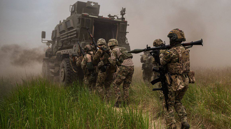 Tất cả điều này cho thấy rằng Quân đội Ukraine, sau khi điều động các đơn vị sẵn sàng chiến đấu nhất đến khu vực Kursk, đã bộc lộ những khu vực bị đe dọa nhất. Ông Syrsky đã gửi một số lữ đoàn tấn công tốt nhất của mình, được trang bị vũ khí phương Tây, đến Kursk. Ảnh: CNN. \