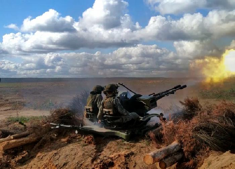 “Càng nhiều lãnh thổ mà Nga giành lại, Kursk sẽ càng trở nên ít giá trị hơn đối với người Ukraine. Do đó, người Ukraine có thể hoặc điều thêm lực lượng đến vùng Kursk hoặc tấn công ở một nơi khác. Vấn đề là hiện tại Ukraine không có đủ nguồn lực để thực hiện bất kỳ hành động nào trong số này”, nhà phân tích Konrad Muzyka cho biết.