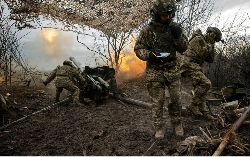 “Chúng ta đang ở giai đoạn chuẩn bị trước một cuộc tấn công quy mô lớn của Nga. Mục tiêu chính của Quân đội Nga hiện tại là làm suy yếu Quân đội Ukraine bằng pháo binh và các cuộc tấn công bằng máy bay không người lái”, Franz-Stefan Gady, một nhà phân tích quân sự tại Vienna, cho biết. “Người Nga đang kiểm tra các điểm yếu trong phòng thủ của Ukraine. Và người Ukraine thực sự đã ở giai đoạn rút lui”. Ảnh: New York Tỉmes.