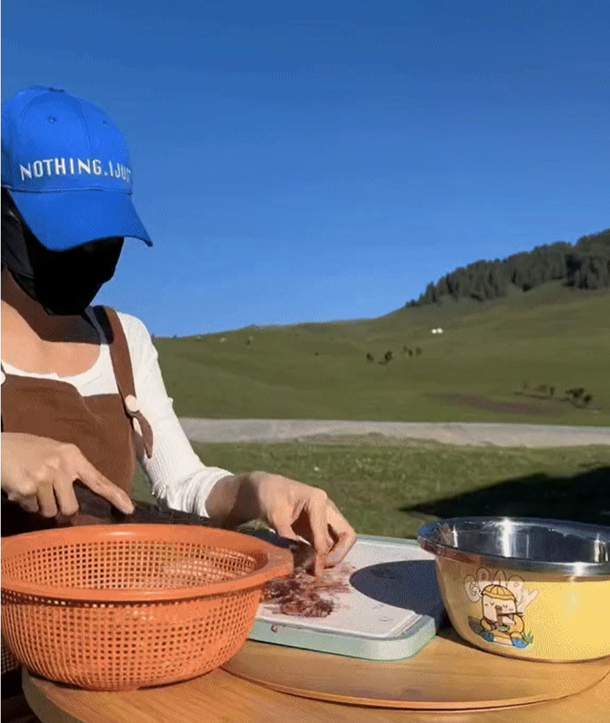 Không khí Tân Cương trong lành và tận dụng cảnh đẹp, Hằng Du Mục đã làm bữa cho gia đình ngay trên thảo nguyên này.