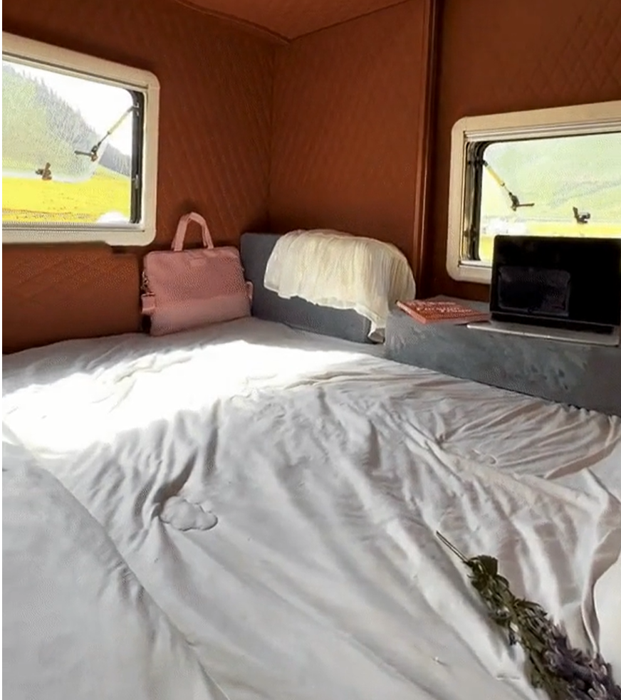 Chiếc giường 1m8 bên trong xe đủ thoải mái cho các thành viên trong ngôi nhà di động của Hằng Du Mục.